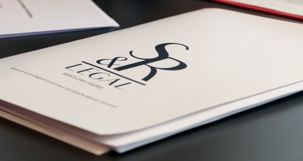 Expedientes de S&R Legal en una reunión de unos nuestros abogados con su cliente.